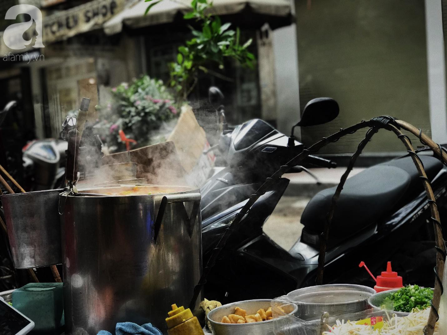 Ấm l&ograve;ng b&uacute;n ziu căm th&ugrave; giữa phố cổ H&agrave; Nội, qu&aacute;n 30 năm n&eacute;p m&igrave;nh dưới gốc đa vẫn nườm nượp kh&aacute;ch - Ảnh 9.