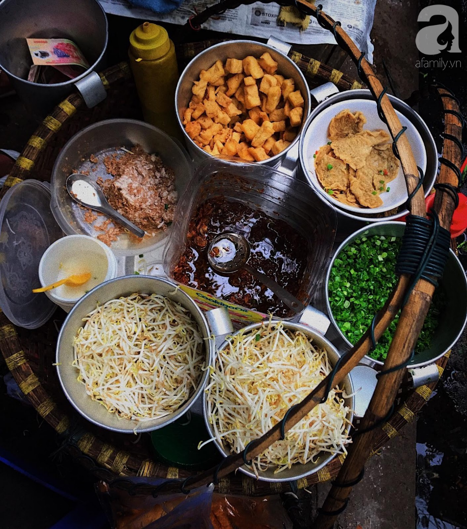 Ấm l&ograve;ng b&uacute;n ziu căm th&ugrave; giữa phố cổ H&agrave; Nội, qu&aacute;n 30 năm n&eacute;p m&igrave;nh dưới gốc đa vẫn nườm nượp kh&aacute;ch - Ảnh 3.