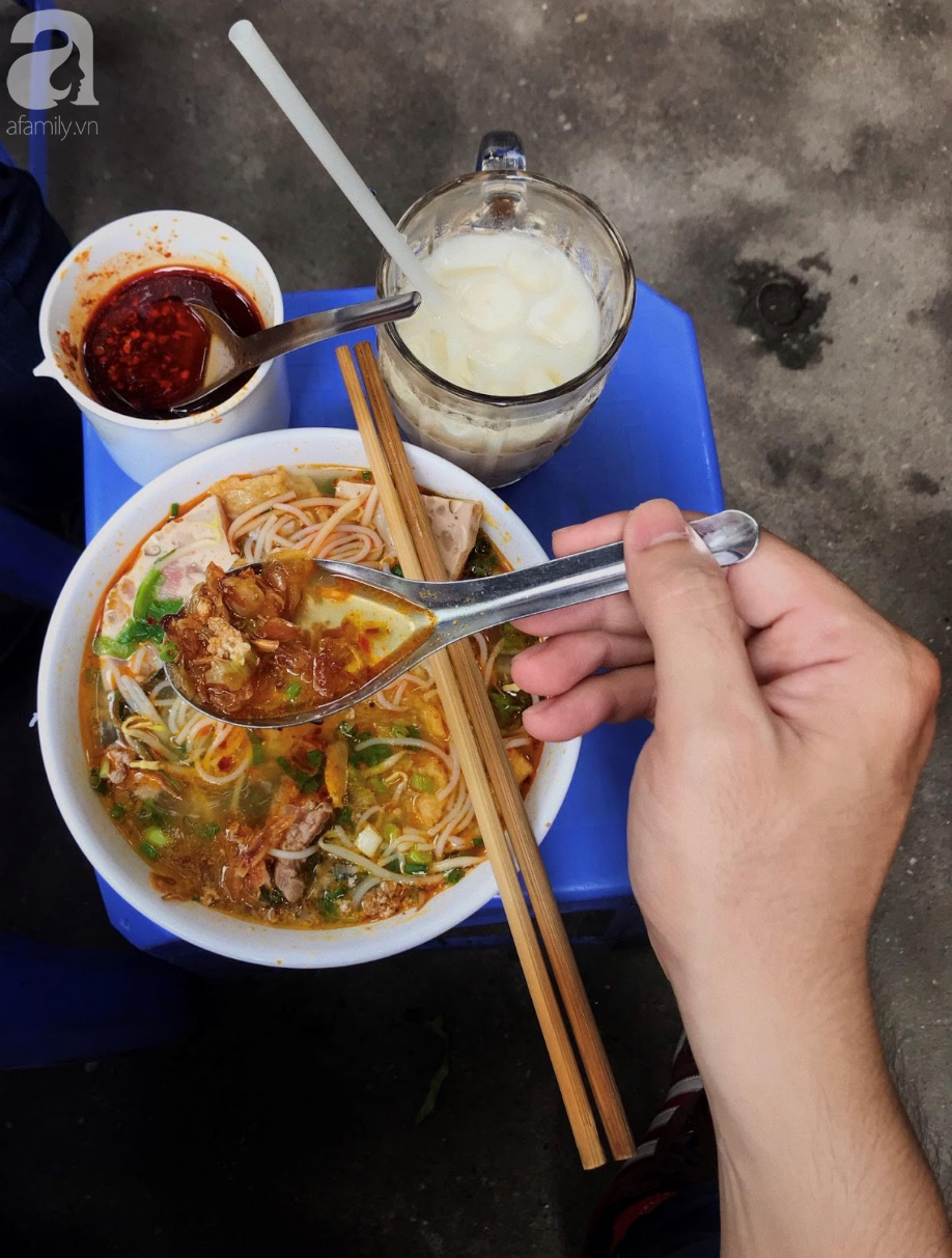 Ấm l&ograve;ng b&uacute;n ziu căm th&ugrave; giữa phố cổ H&agrave; Nội, qu&aacute;n 30 năm n&eacute;p m&igrave;nh dưới gốc đa vẫn nườm nượp kh&aacute;ch - Ảnh 8.