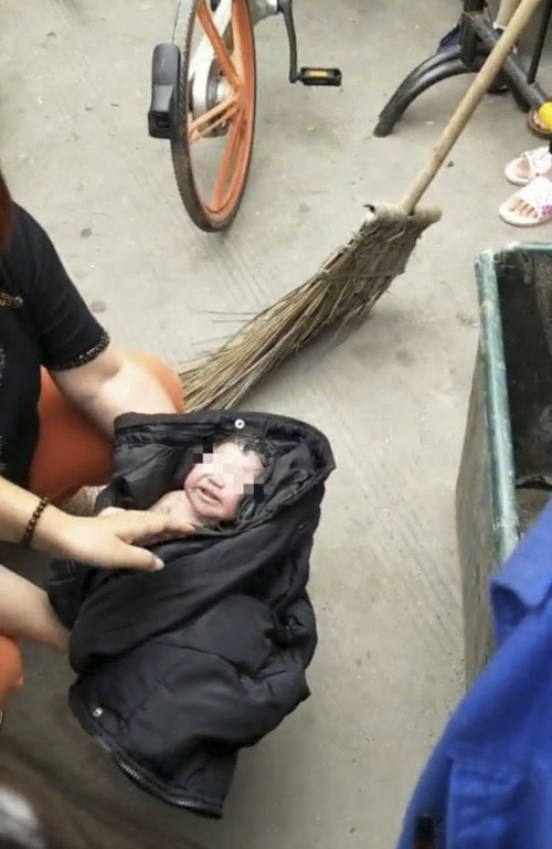 B&eacute; sơ sinh tho&aacute;t chết sau khi bị mẹ nh&eacute;t giấy v&agrave;o mồm, vứt trong th&ugrave;ng r&aacute;c - Ảnh 1.