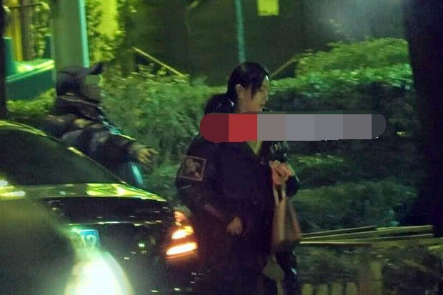 Phạm Băng Băng diện đồ xuề x&ograve;a, t&acirc;m trạng buồn b&atilde; khi đi ăn đ&ecirc;m c&ugrave;ng trợ l&yacute;  - Ảnh 4.