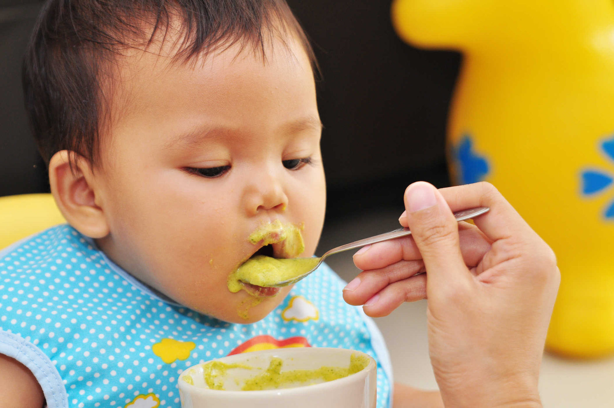 Bị đuổi ra khỏi nhà vì phản đối mẹ chồng cho con 2 tháng ăn chuối nghiền và đây là ý kiến của chuyên gia - Ảnh 3. Bị đuổi ra khỏi nhà vì phản đối mẹ chồng cho con 2 tháng ăn chuối nghiền và đây là ý kiến của chuyên gia - Ảnh 3.