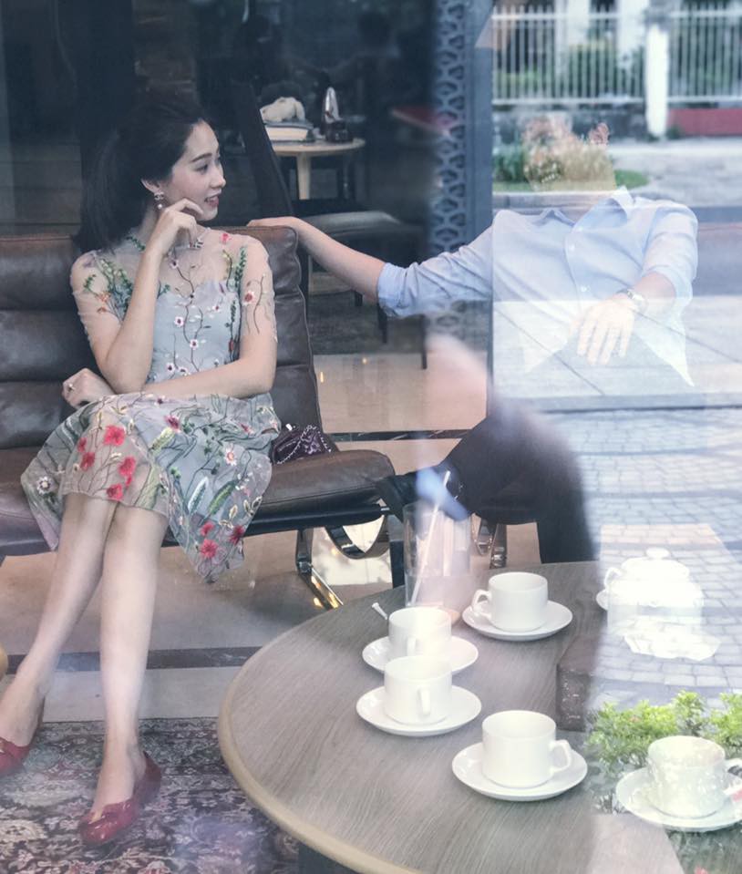 Ngọt ngào như vợ chồng nhà HH Thu Thảo: Từ lúc hẹn hò tới giờ vẫn rất tích cực diện đồ xuyệt tông với nhau - Ảnh 7. Ngọt ngào như vợ chồng nhà HH Thu Thảo: Từ lúc hẹn hò tới giờ vẫn rất tích cực diện đồ xuyệt tông với nhau - Ảnh 7.
