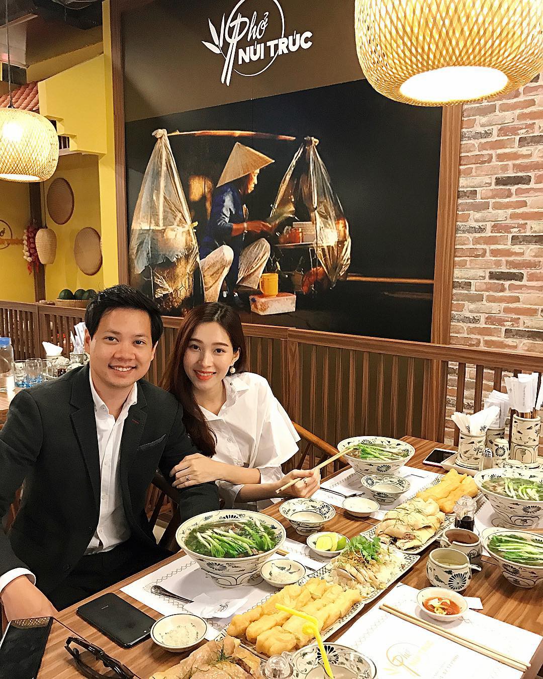 Ngọt ngào như vợ chồng nhà HH Thu Thảo: Từ lúc hẹn hò tới giờ vẫn rất tích cực diện đồ xuyệt tông với nhau - Ảnh 4. Ngọt ngào như vợ chồng nhà HH Thu Thảo: Từ lúc hẹn hò tới giờ vẫn rất tích cực diện đồ xuyệt tông với nhau - Ảnh 4.