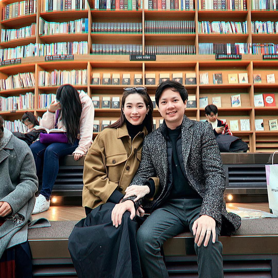 Ngọt ngào như vợ chồng nhà HH Thu Thảo: Từ lúc hẹn hò tới giờ vẫn rất tích cực diện đồ xuyệt tông với nhau - Ảnh 3. Ngọt ngào như vợ chồng nhà HH Thu Thảo: Từ lúc hẹn hò tới giờ vẫn rất tích cực diện đồ xuyệt tông với nhau - Ảnh 3.