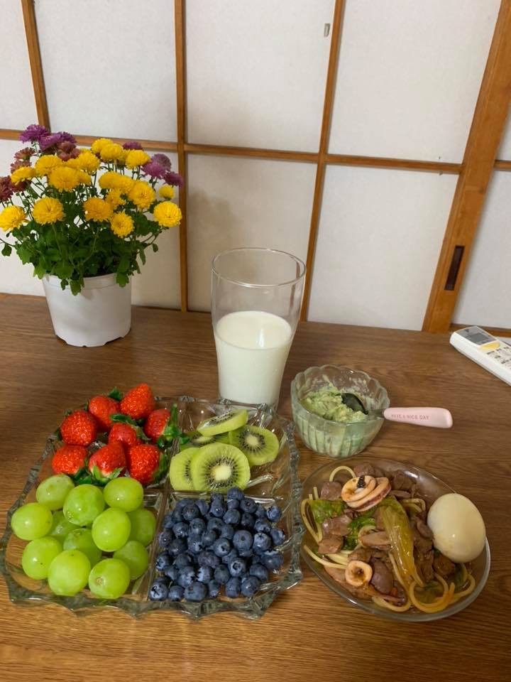 Khoe mâm cơm rực rỡ sắc màu, cô nàng độc thân bị chị em quay lưng vì thực đơn chẳng giống ai - Ảnh 2. Khoe mâm cơm rực rỡ sắc màu, cô nàng độc thân bị chị em quay lưng vì thực đơn chẳng giống ai - Ảnh 2.