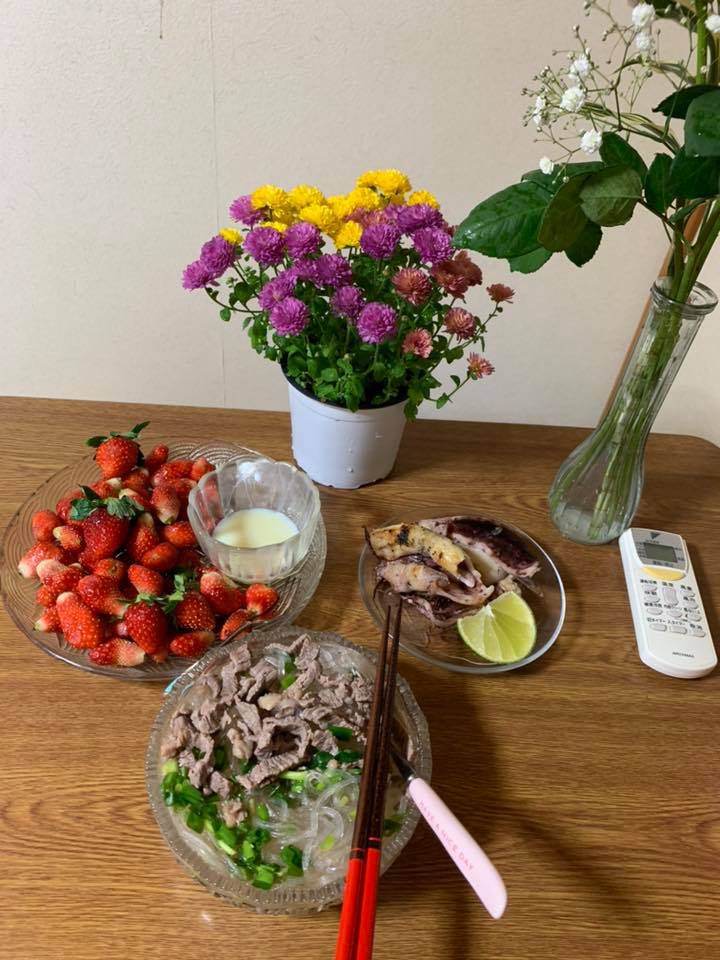 Khoe mâm cơm rực rỡ sắc màu, cô nàng độc thân bị chị em quay lưng vì thực đơn chẳng giống ai - Ảnh 3. Khoe mâm cơm rực rỡ sắc màu, cô nàng độc thân bị chị em quay lưng vì thực đơn chẳng giống ai - Ảnh 3.