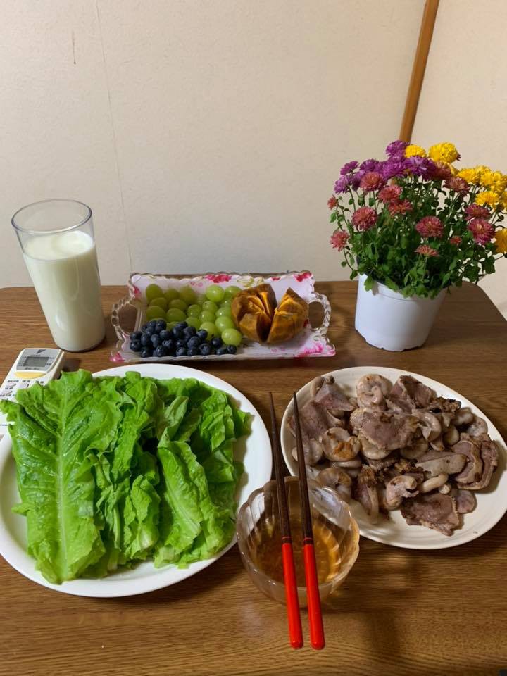 Khoe mâm cơm rực rỡ sắc màu, cô nàng độc thân bị chị em quay lưng vì thực đơn chẳng giống ai - Ảnh 4. Khoe mâm cơm rực rỡ sắc màu, cô nàng độc thân bị chị em quay lưng vì thực đơn chẳng giống ai - Ảnh 4.