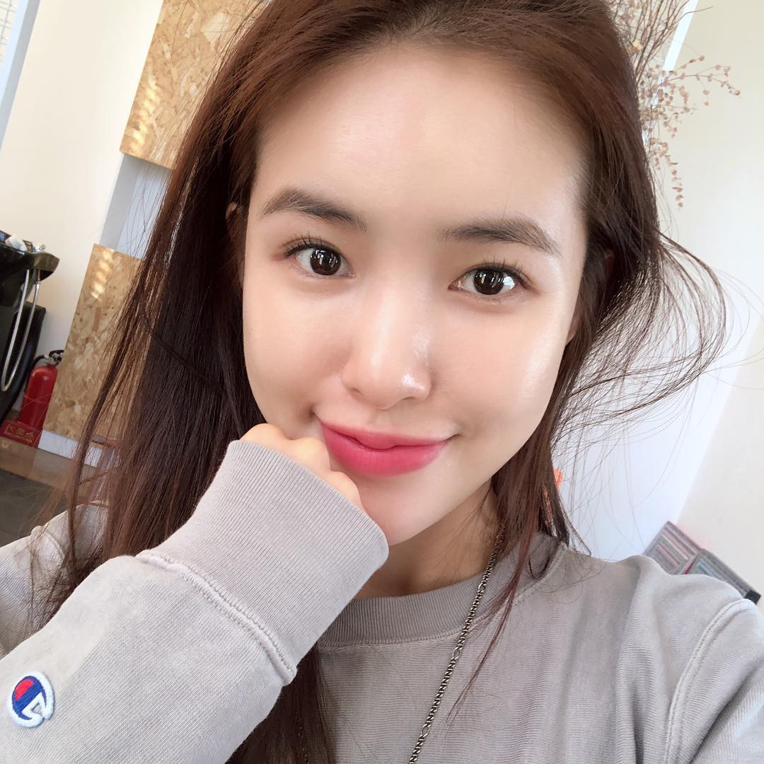 Bạn sẽ cưng lọ xịt khoáng của mình lắm nếu biết ngoài cấp ẩm “thần tốc”, nó còn có 4 công dụng này - Ảnh 1. Bạn sẽ cưng lọ xịt khoáng của mình lắm nếu biết ngoài cấp ẩm “thần tốc”, nó còn có 4 công dụng này - Ảnh 1.