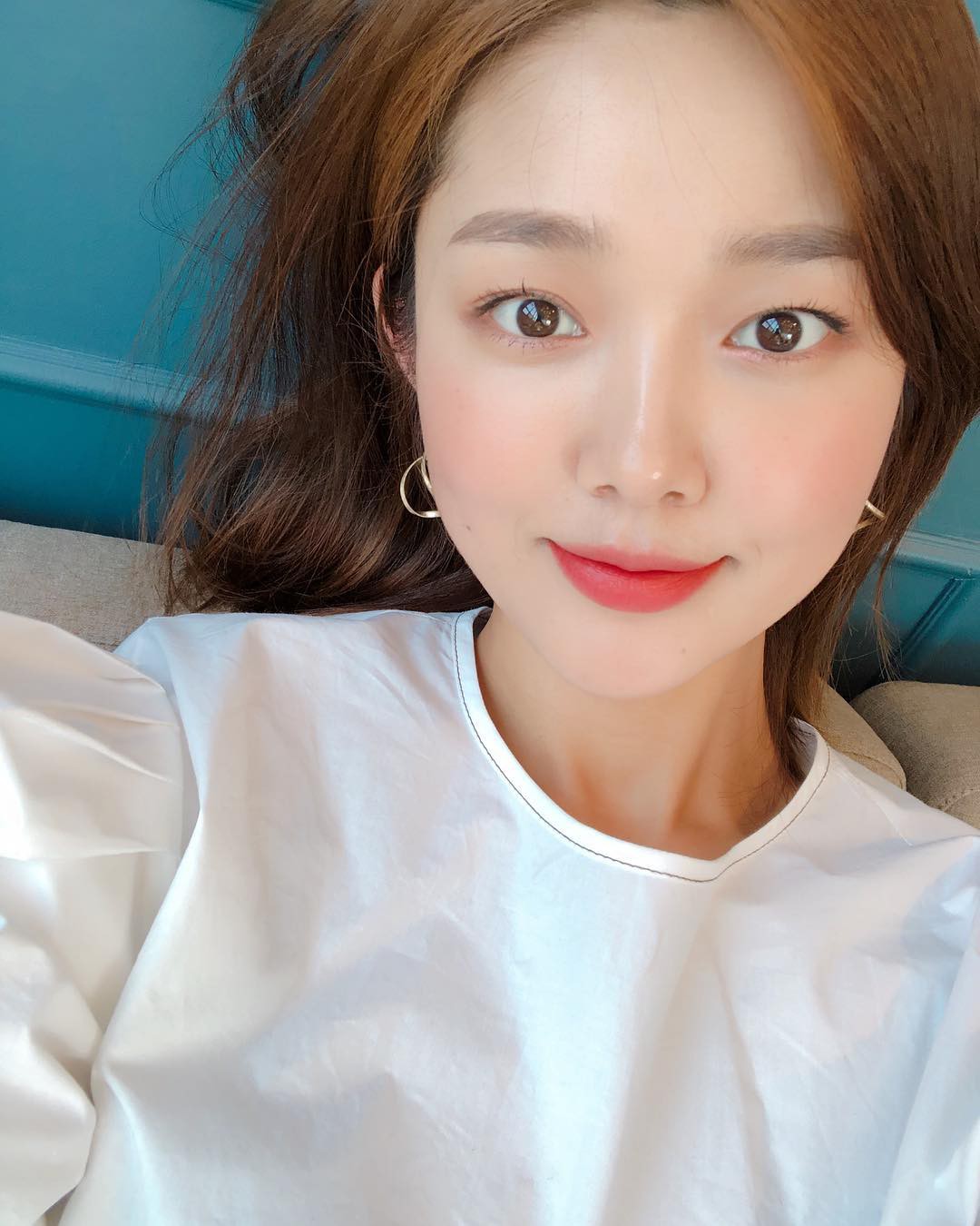 Bạn sẽ cưng lọ xịt khoáng của mình lắm nếu biết ngoài cấp ẩm “thần tốc”, nó còn có 4 công dụng này - Ảnh 2. Bạn sẽ cưng lọ xịt khoáng của mình lắm nếu biết ngoài cấp ẩm “thần tốc”, nó còn có 4 công dụng này - Ảnh 2.