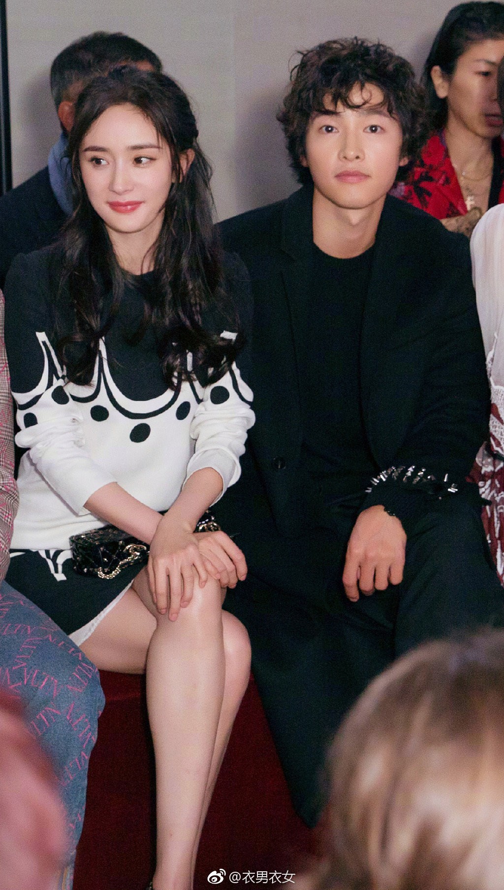 Dương Mịch - Song Joong Ki chung 1 khung hình: Chênh có 1 tuổi mà người như đôi mươi, người xuống sắc đều vì kiểu tóc - Ảnh 1. Dương Mịch - Song Joong Ki chung 1 khung hình: Chênh có 1 tuổi mà người như đôi mươi, người xuống sắc đều vì kiểu tóc - Ảnh 1.