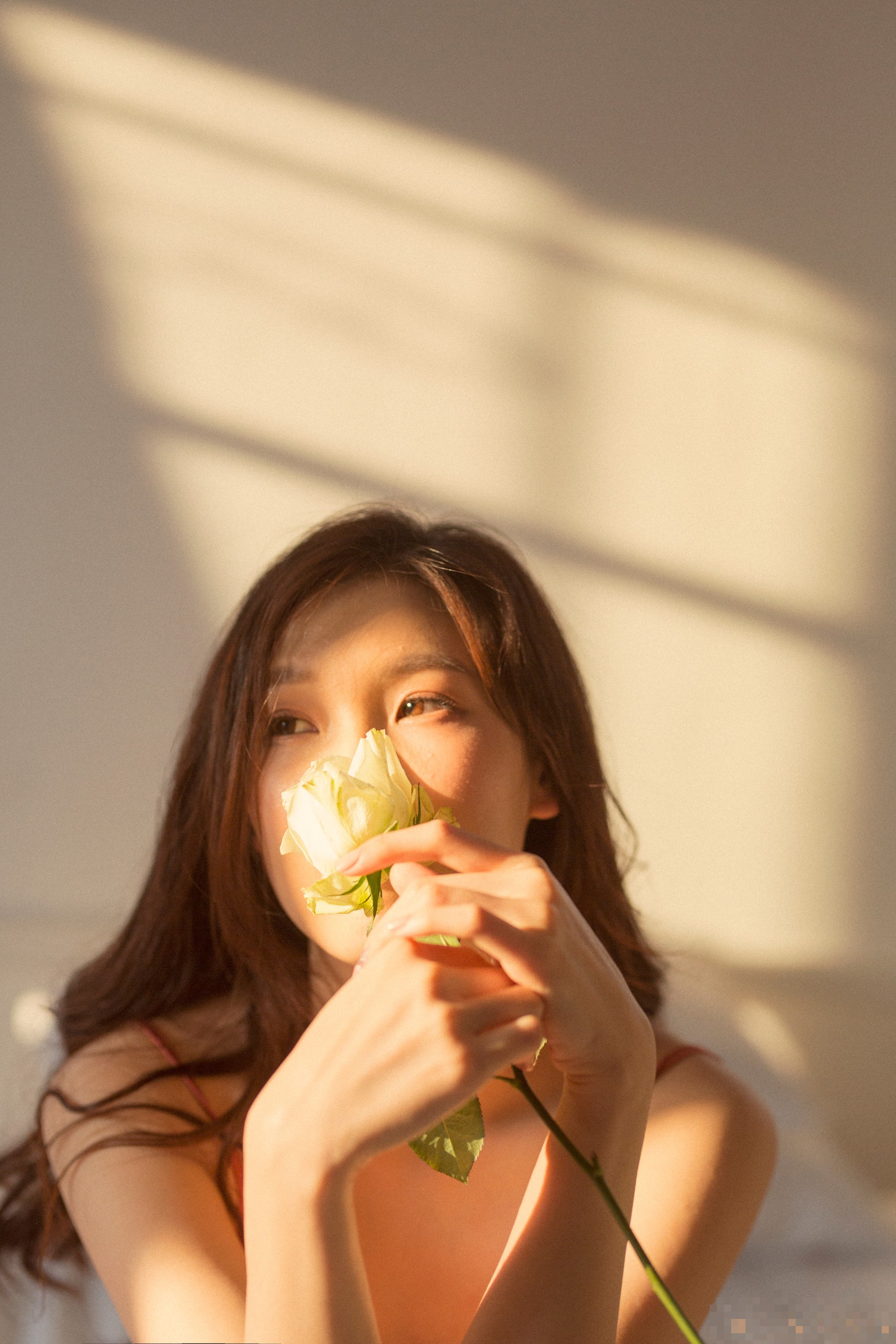 Chụp ảnh sexy cỡ này, bảo sao chồng doanh nhân của Phí Thùy Linh không thích vợ mặc hở - Ảnh 2. Chụp ảnh sexy cỡ này, bảo sao chồng doanh nhân của Phí Thùy Linh không thích vợ mặc hở - Ảnh 2.