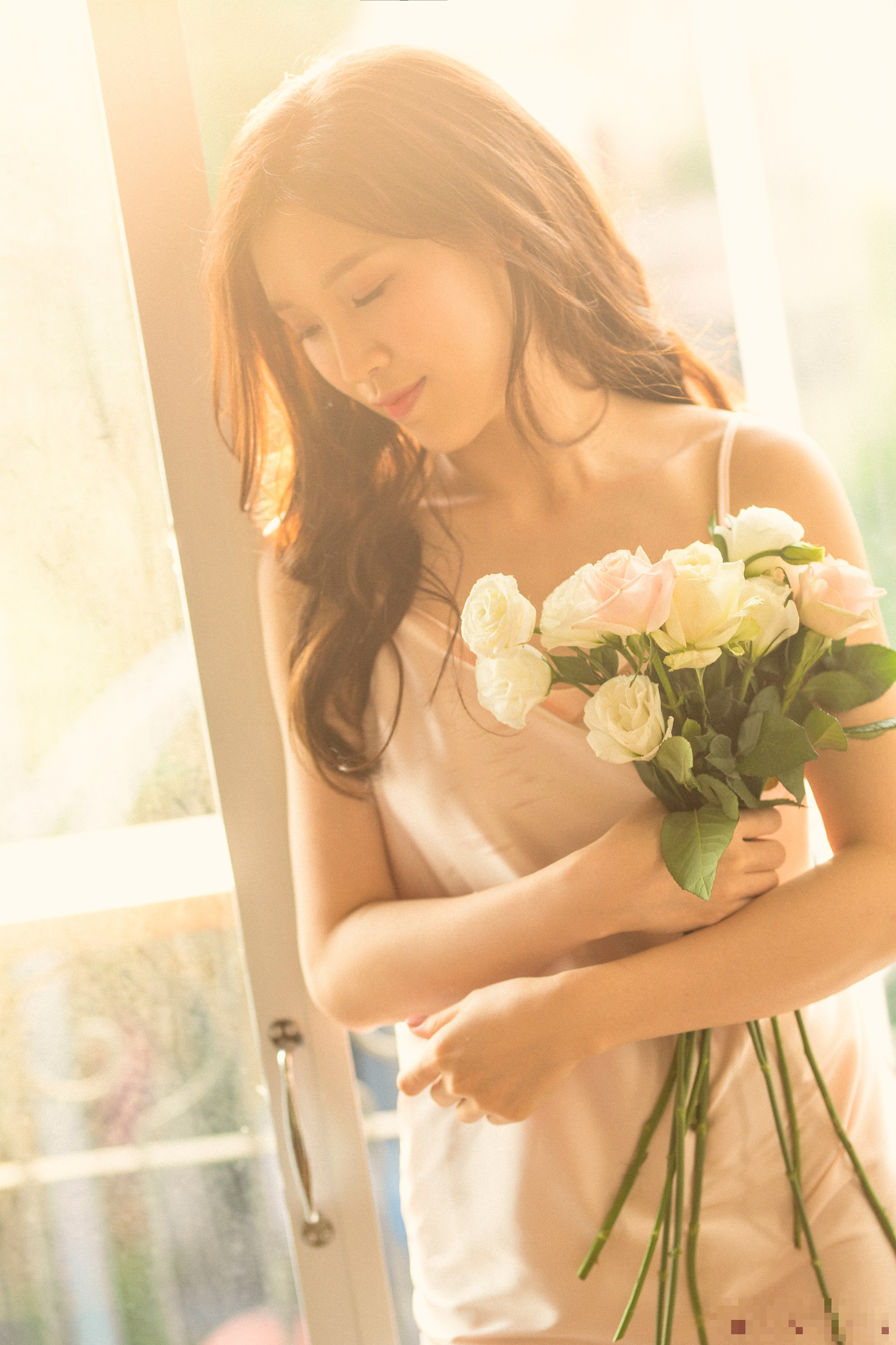 Chụp ảnh sexy cỡ này, bảo sao chồng doanh nhân của Phí Thùy Linh không thích vợ mặc hở - Ảnh 3. Chụp ảnh sexy cỡ này, bảo sao chồng doanh nhân của Phí Thùy Linh không thích vợ mặc hở - Ảnh 3.