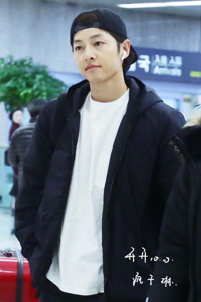 Ngồi cạnh Dương Mịch bị ch&ecirc; k&eacute;m sắc, Song Joong Ki về với vợ lại đẹp trai ngời ngời thế n&agrave;y  - Ảnh 1.