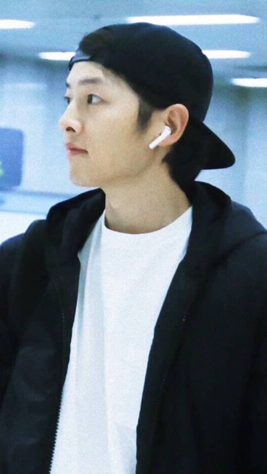 Ngồi cạnh Dương Mịch bị ch&ecirc; k&eacute;m sắc, Song Joong Ki về với vợ lại đẹp trai ngời ngời thế n&agrave;y  - Ảnh 2.