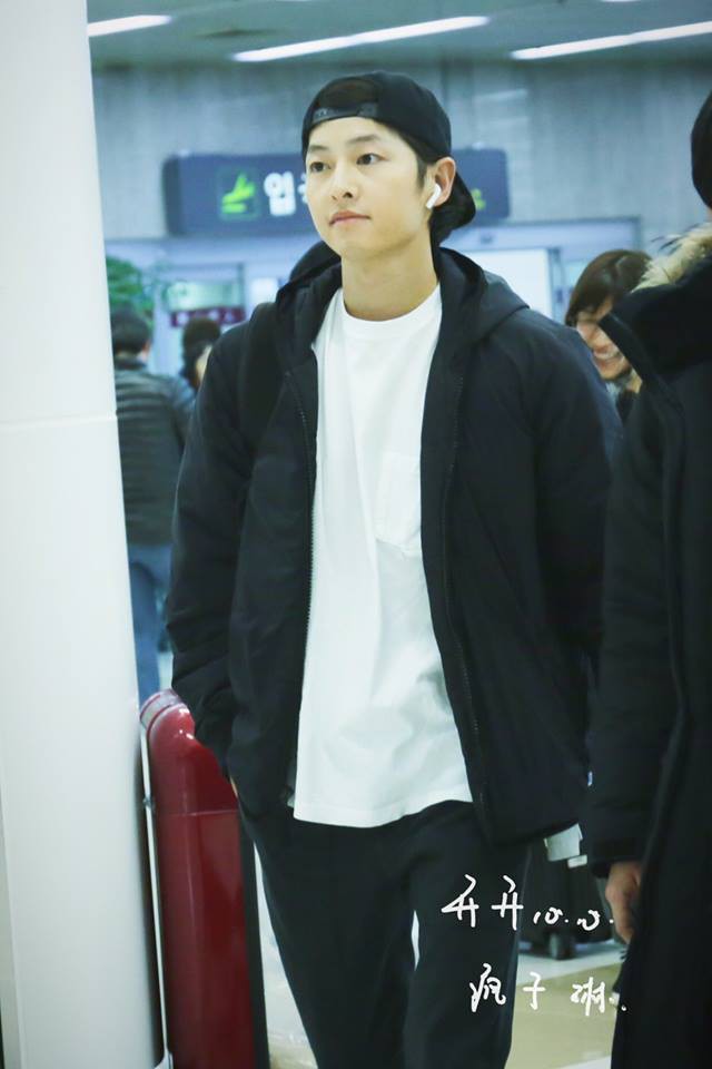 Ngồi cạnh Dương Mịch bị ch&ecirc; k&eacute;m sắc, Song Joong Ki về với vợ lại đẹp trai ngời ngời thế n&agrave;y  - Ảnh 3.