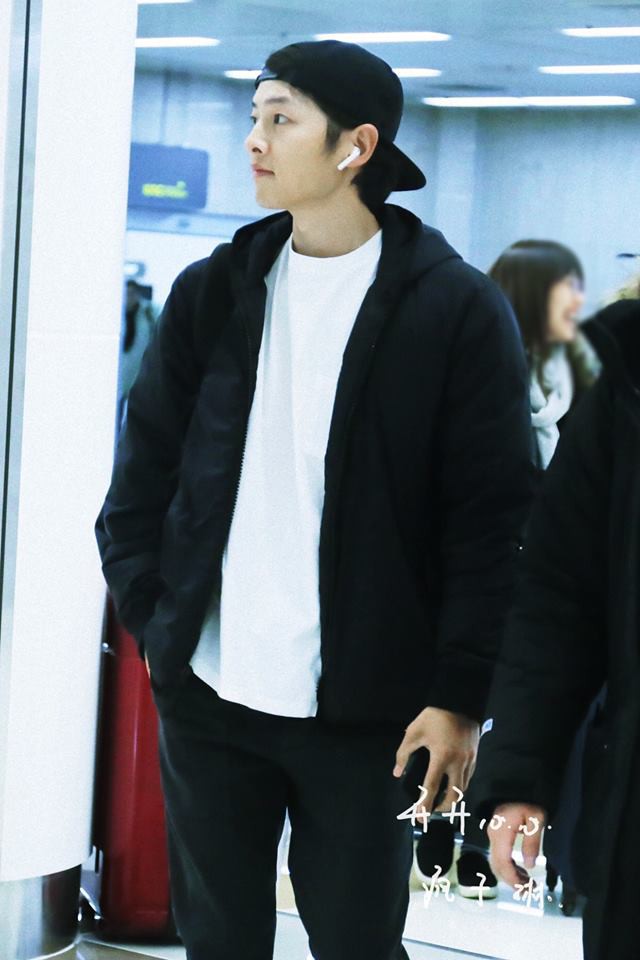 Ngồi cạnh Dương Mịch bị ch&ecirc; k&eacute;m sắc, Song Joong Ki về với vợ lại đẹp trai ngời ngời thế n&agrave;y  - Ảnh 4.