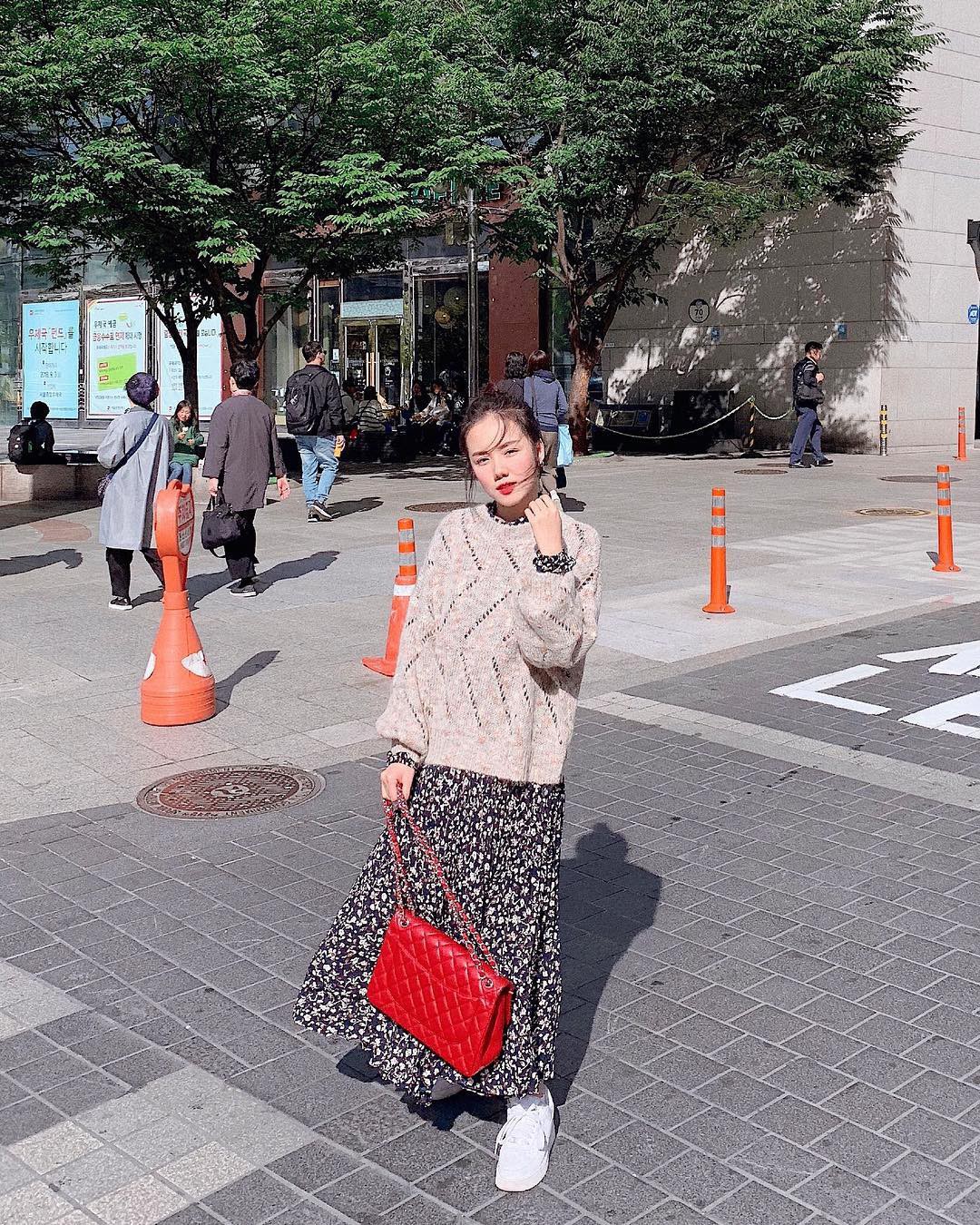 Muốn mặc đâu chuẩn đấy trong tiết trời se lạnh, bạn chỉ việc copy 10 công thức street style xuất sắc từ loạt hot girl Việt - Ảnh 1. Muốn mặc đâu chuẩn đấy trong tiết trời se lạnh, bạn chỉ việc copy 10 công thức street style xuất sắc từ loạt hot girl Việt - Ảnh 1.