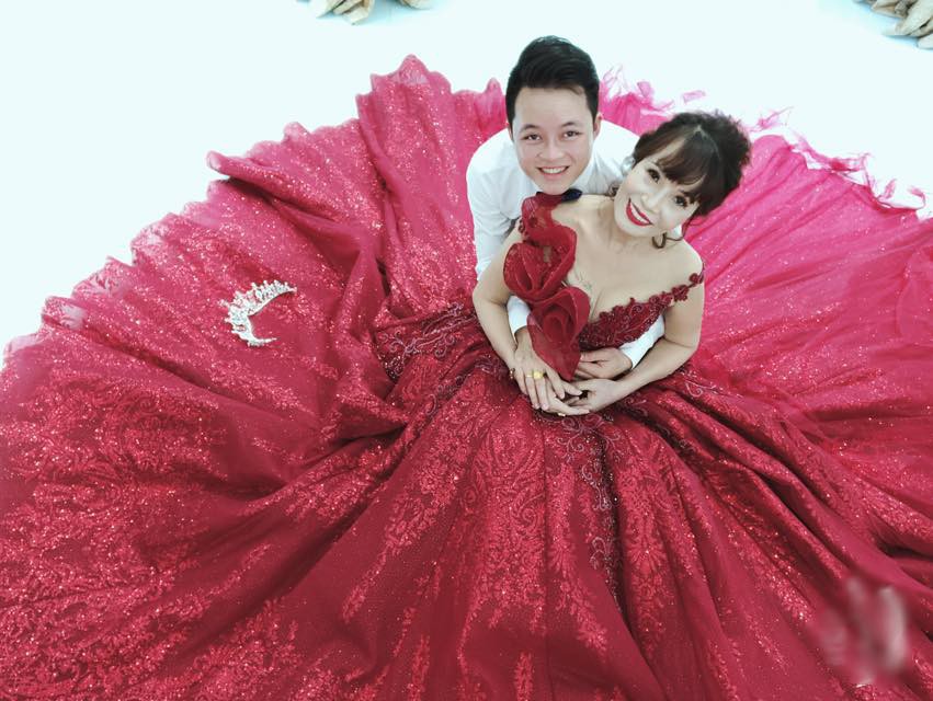 Cô dâu 62 tuổi tâm sự vợ chồng từng sốc, nằm ôm nhau khóc 2 ngày khi đọc được 4.000 bình luận ném đá sau một đêm tỉnh dậy - Ảnh 1. Cô dâu 62 tuổi tâm sự vợ chồng từng sốc, nằm ôm nhau khóc 2 ngày khi đọc được 4.000 bình luận ném đá sau một đêm tỉnh dậy - Ảnh 1.