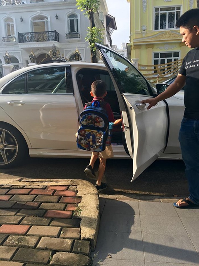 Cuộc sống của những cô chiêu, cậu ấm nhà sao Việt: Ở biệt thự triệu đô, học phí mỗi năm lên đến hàng trăm triệu - Ảnh 12. Cuộc sống của những cô chiêu, cậu ấm nhà sao Việt: Ở biệt thự triệu đô, học phí mỗi năm lên đến hàng trăm triệu - Ảnh 12.