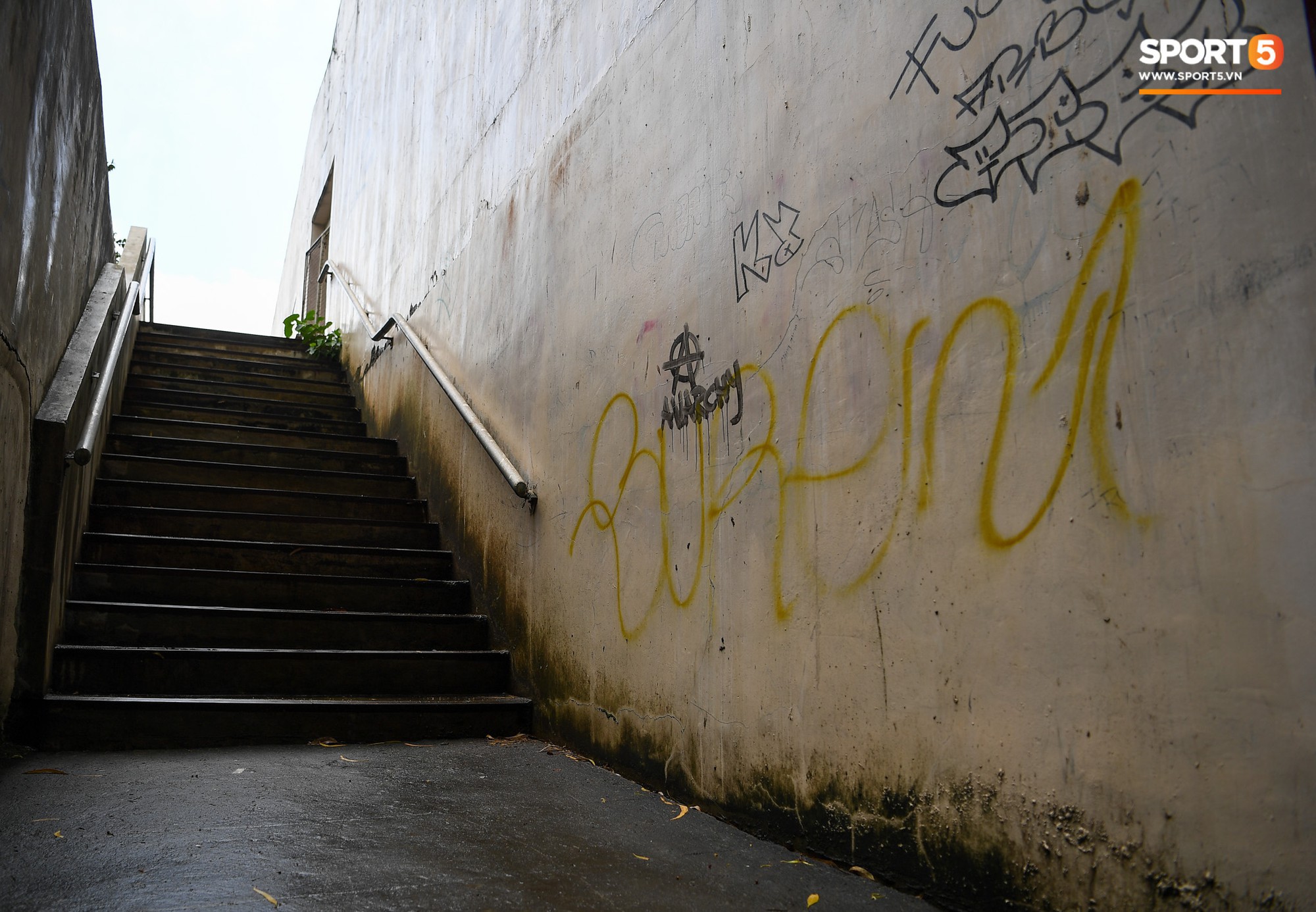 Sân thi đấu trận Philippines - Việt Nam: Tệ nhất AFF Cup 2018, khiến nhiều người rùng mình vì vẻ hoang tàn, u ám - Ảnh 15. Sân thi đấu trận Philippines - Việt Nam: Tệ nhất AFF Cup 2018, khiến nhiều người rùng mình vì vẻ hoang tàn, u ám - Ảnh 15.