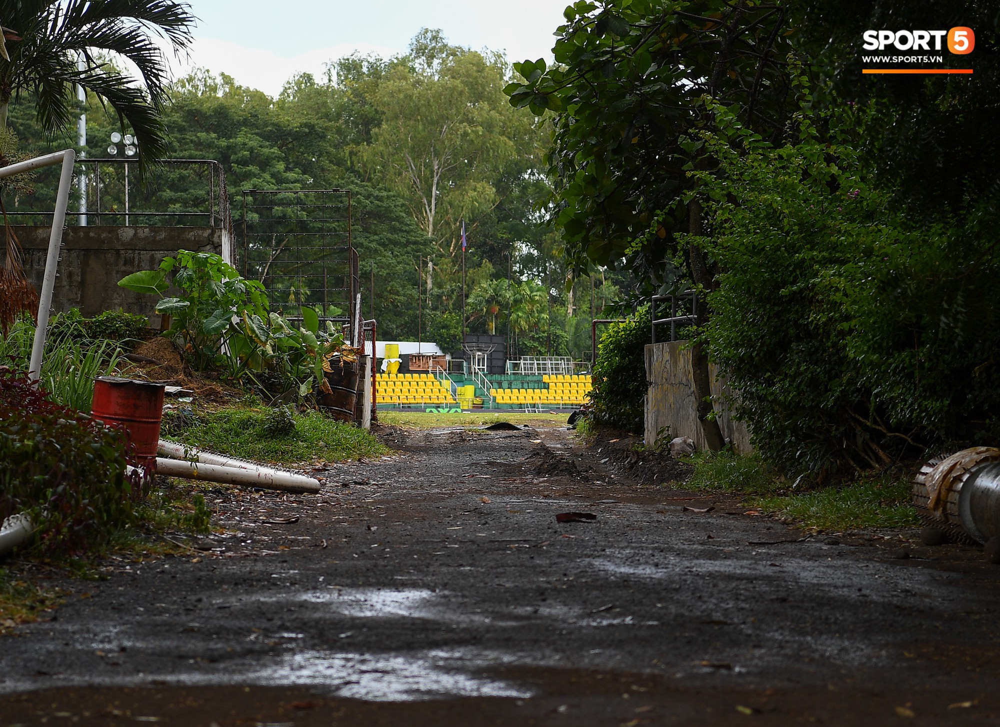Sân thi đấu trận Philippines - Việt Nam: Tệ nhất AFF Cup 2018, khiến nhiều người rùng mình vì vẻ hoang tàn, u ám - Ảnh 3. Sân thi đấu trận Philippines - Việt Nam: Tệ nhất AFF Cup 2018, khiến nhiều người rùng mình vì vẻ hoang tàn, u ám - Ảnh 3.