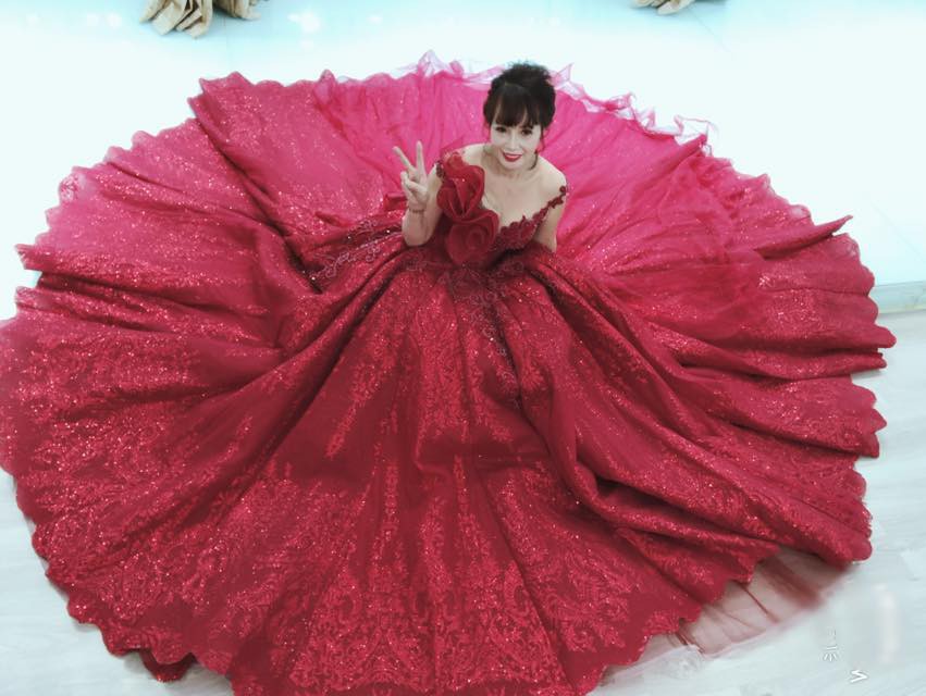 Cô dâu 62 tuổi tâm sự vợ chồng từng sốc, nằm ôm nhau khóc 2 ngày khi đọc được 4.000 bình luận ném đá sau một đêm tỉnh dậy - Ảnh 3. Cô dâu 62 tuổi tâm sự vợ chồng từng sốc, nằm ôm nhau khóc 2 ngày khi đọc được 4.000 bình luận ném đá sau một đêm tỉnh dậy - Ảnh 3.