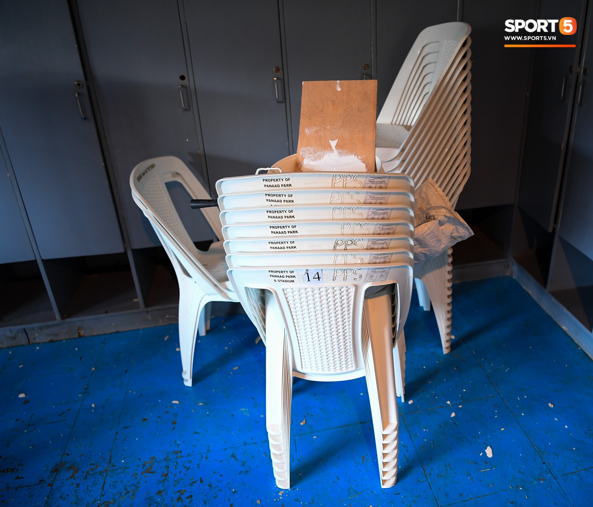 Sân thi đấu trận Philippines - Việt Nam: Tệ nhất AFF Cup 2018, khiến nhiều người rùng mình vì vẻ hoang tàn, u ám - Ảnh 6. Sân thi đấu trận Philippines - Việt Nam: Tệ nhất AFF Cup 2018, khiến nhiều người rùng mình vì vẻ hoang tàn, u ám - Ảnh 6.