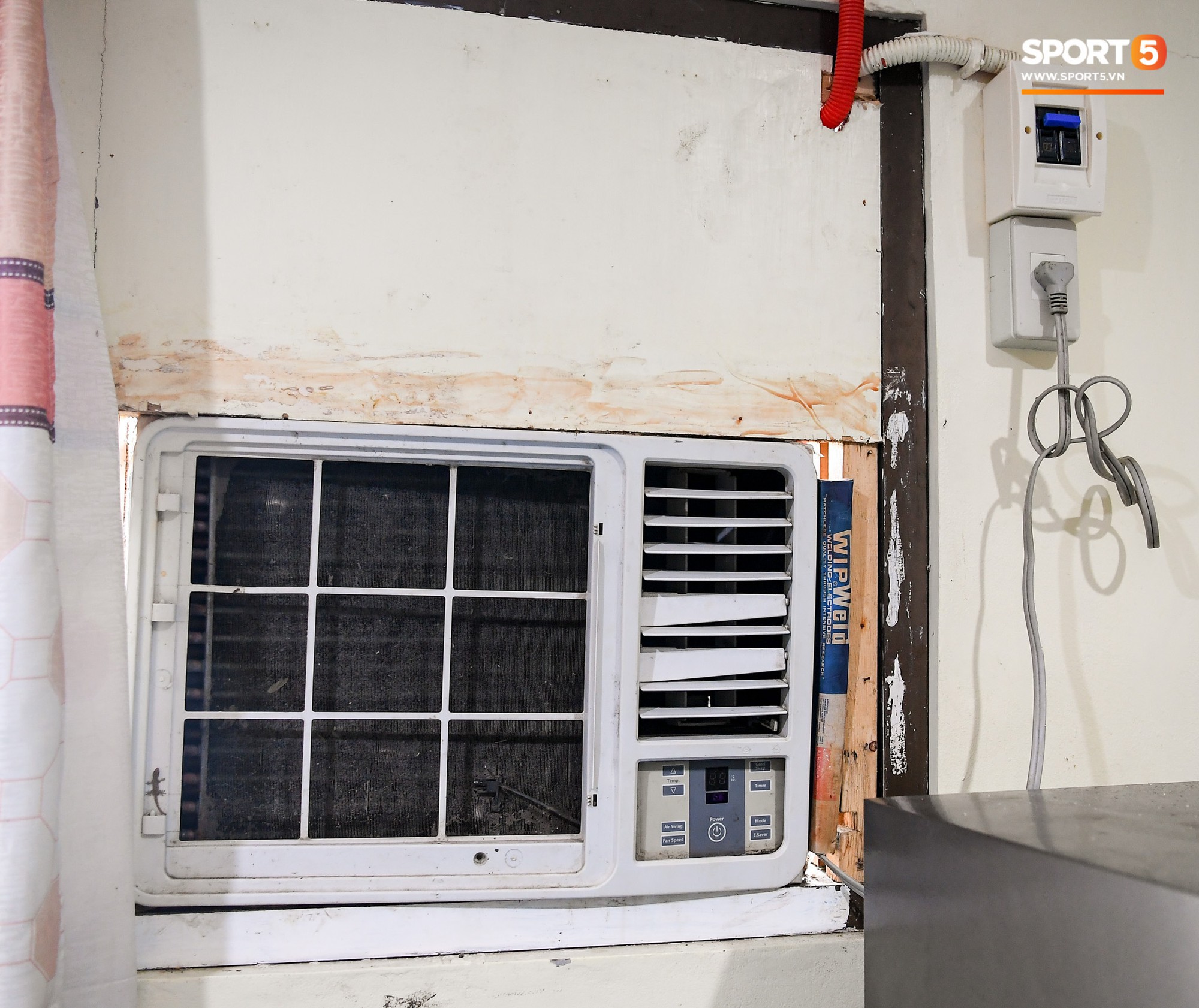 Sân thi đấu trận Philippines - Việt Nam: Tệ nhất AFF Cup 2018, khiến nhiều người rùng mình vì vẻ hoang tàn, u ám - Ảnh 7. Sân thi đấu trận Philippines - Việt Nam: Tệ nhất AFF Cup 2018, khiến nhiều người rùng mình vì vẻ hoang tàn, u ám - Ảnh 7.