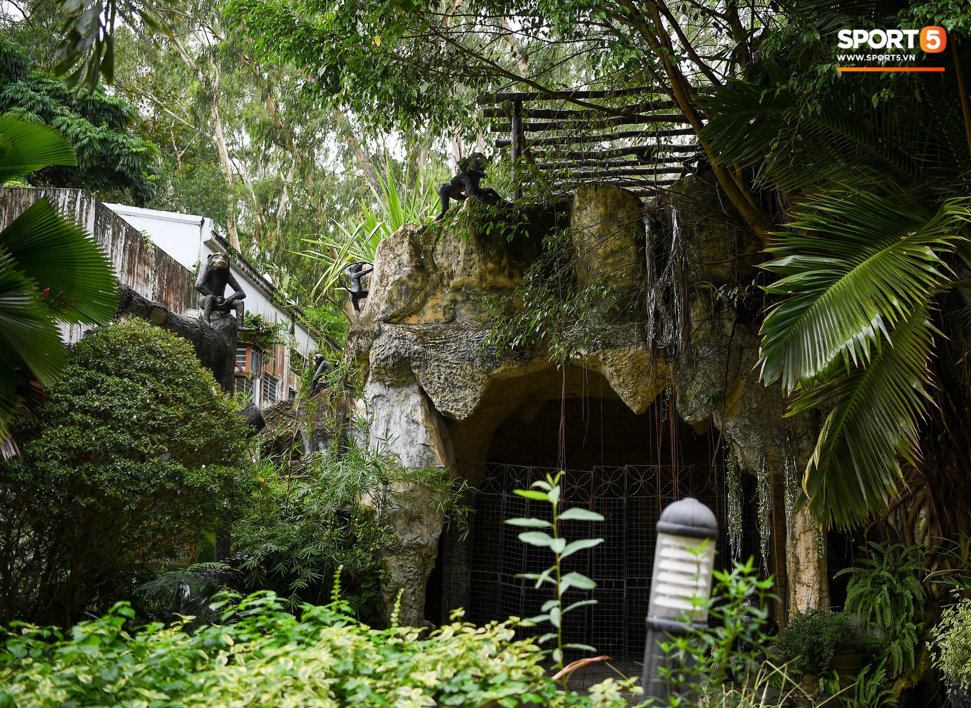 Sân thi đấu trận Philippines - Việt Nam: Tệ nhất AFF Cup 2018, khiến nhiều người rùng mình vì vẻ hoang tàn, u ám - Ảnh 8. Sân thi đấu trận Philippines - Việt Nam: Tệ nhất AFF Cup 2018, khiến nhiều người rùng mình vì vẻ hoang tàn, u ám - Ảnh 8.