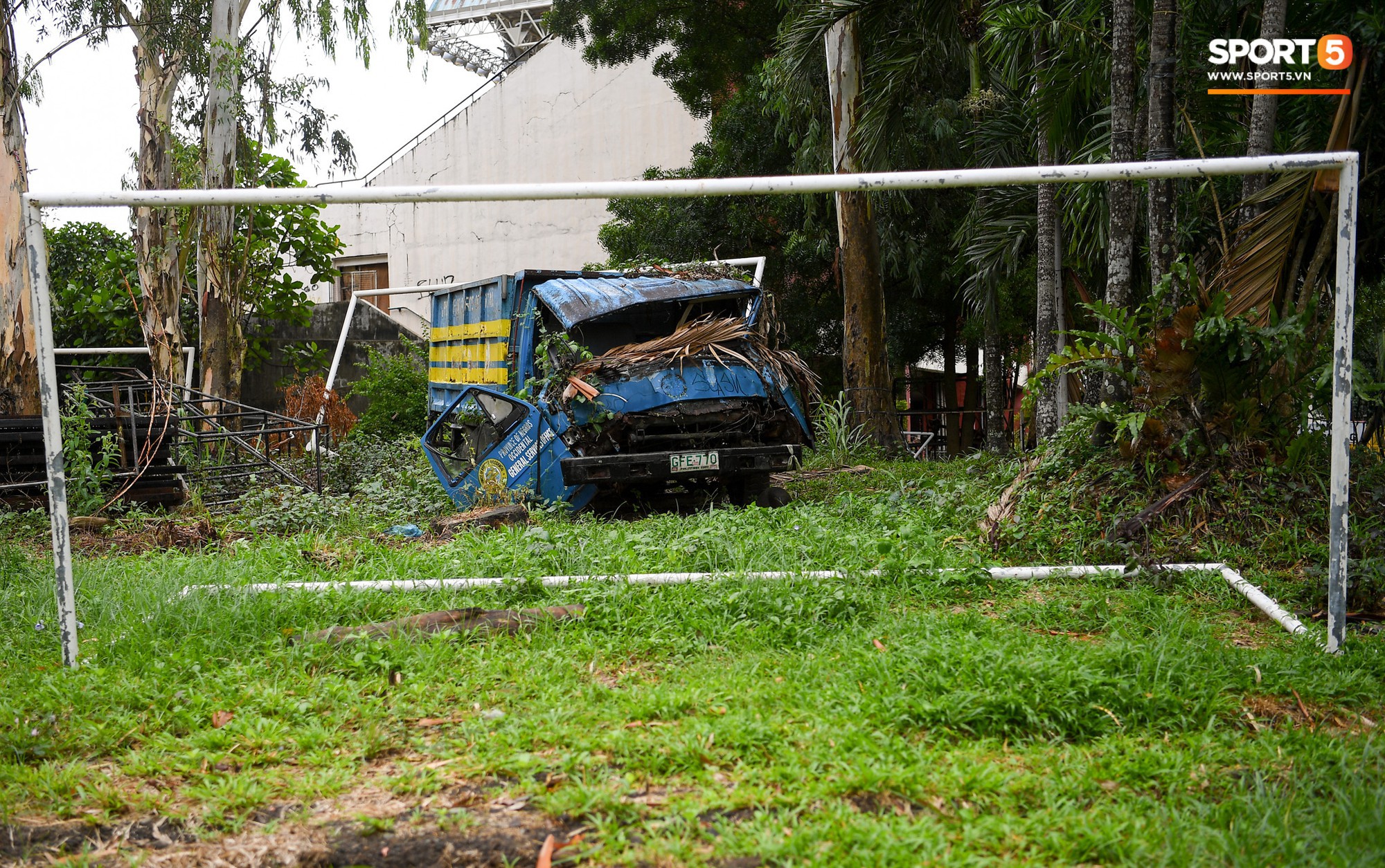 Sân thi đấu trận Philippines - Việt Nam: Tệ nhất AFF Cup 2018, khiến nhiều người rùng mình vì vẻ hoang tàn, u ám - Ảnh 9. Sân thi đấu trận Philippines - Việt Nam: Tệ nhất AFF Cup 2018, khiến nhiều người rùng mình vì vẻ hoang tàn, u ám - Ảnh 9.