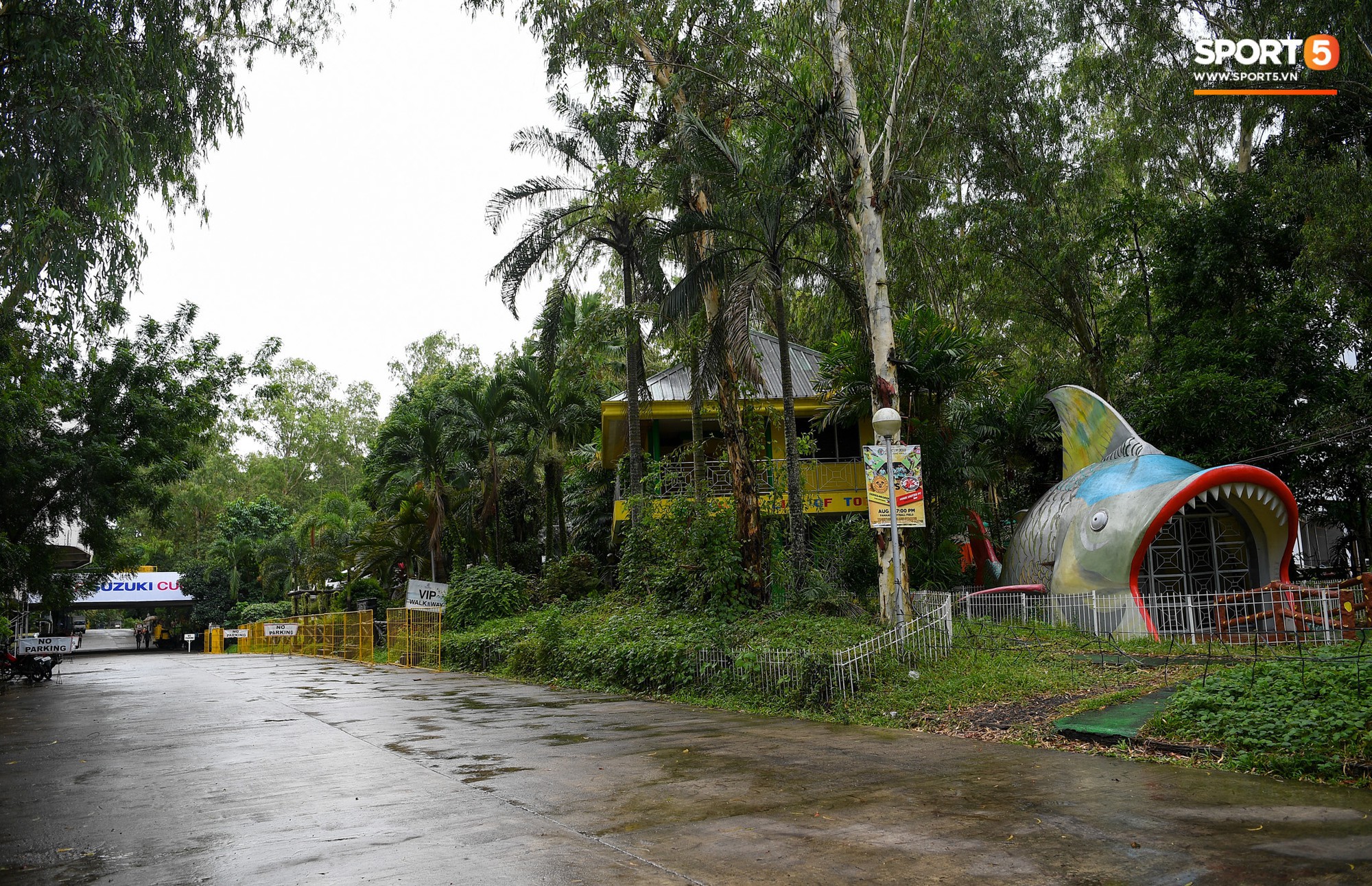 Sân thi đấu trận Philippines - Việt Nam: Tệ nhất AFF Cup 2018, khiến nhiều người rùng mình vì vẻ hoang tàn, u ám - Ảnh 10. Sân thi đấu trận Philippines - Việt Nam: Tệ nhất AFF Cup 2018, khiến nhiều người rùng mình vì vẻ hoang tàn, u ám - Ảnh 10.