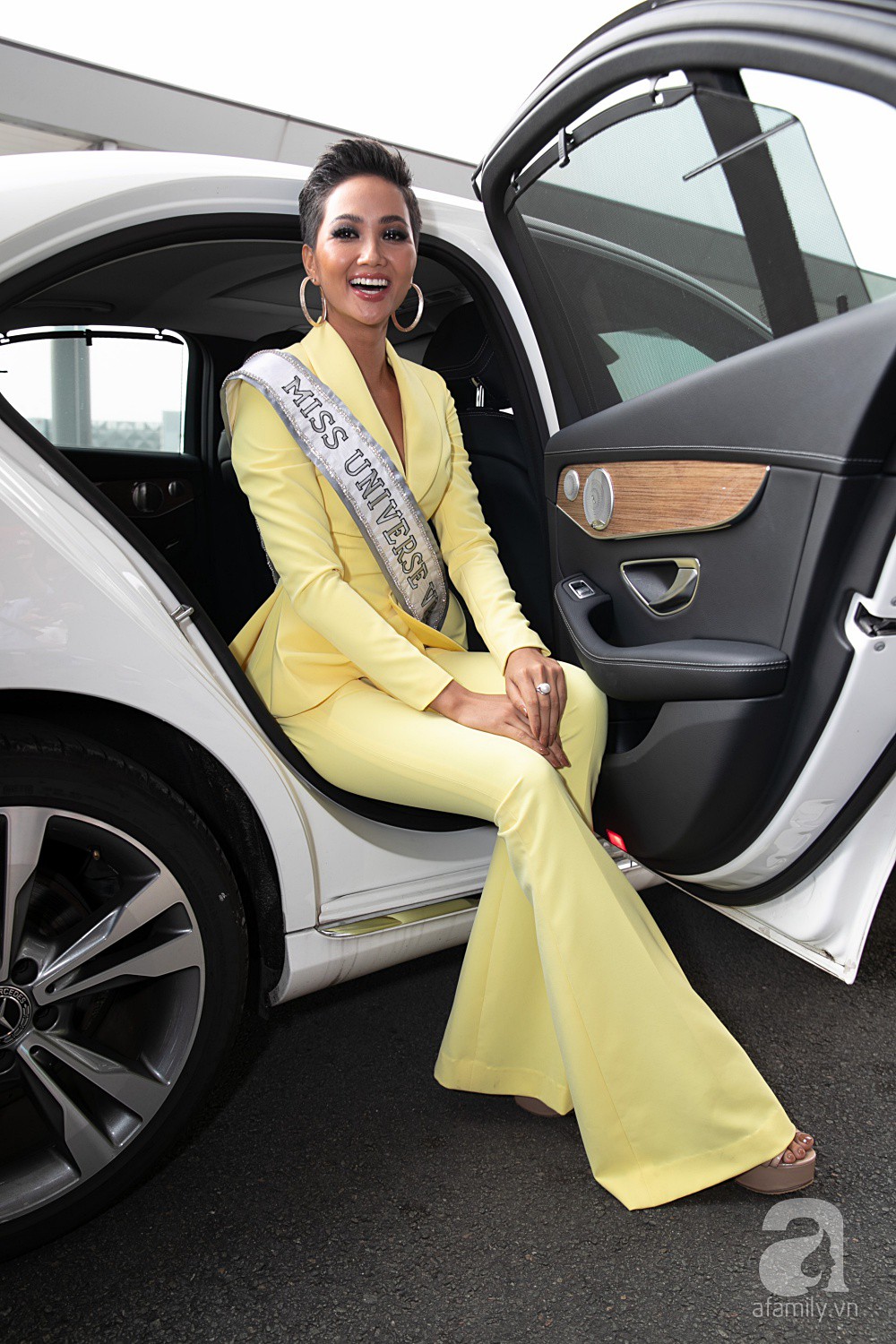 HHen Niê được bố mẹ hộ tống ra sân bay, mang 12 va ly lên đường sang Thái dự Miss Universe 2018 - Ảnh 1. HHen Niê được bố mẹ hộ tống ra sân bay, mang 12 va ly lên đường sang Thái dự Miss Universe 2018 - Ảnh 1.