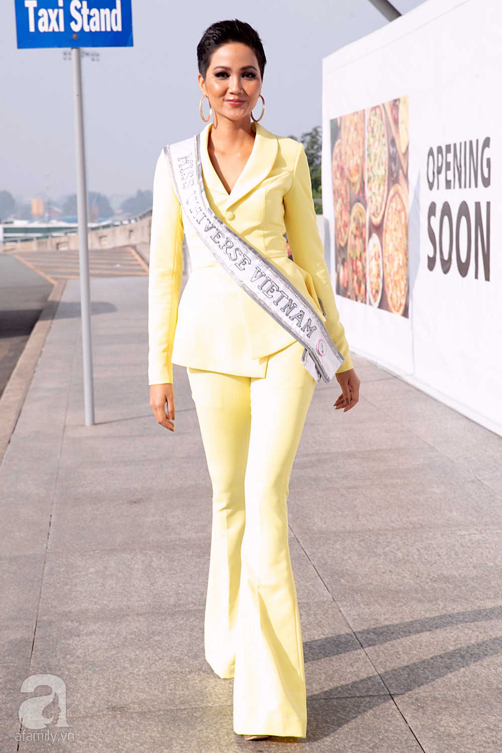 HHen Niê được bố mẹ hộ tống ra sân bay, mang 12 va ly lên đường sang Thái dự Miss Universe 2018 - Ảnh 2. HHen Niê được bố mẹ hộ tống ra sân bay, mang 12 va ly lên đường sang Thái dự Miss Universe 2018 - Ảnh 2.