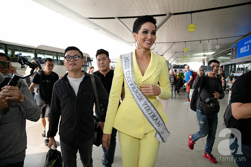 HHen Niê được bố mẹ hộ tống ra sân bay, mang 12 va ly lên đường sang Thái dự Miss Universe 2018 - Ảnh 3. HHen Niê được bố mẹ hộ tống ra sân bay, mang 12 va ly lên đường sang Thái dự Miss Universe 2018 - Ảnh 3.