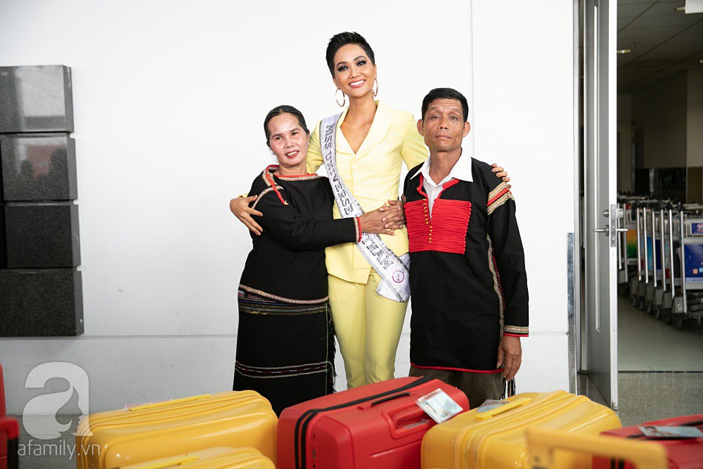 HHen Niê được bố mẹ hộ tống ra sân bay, mang 12 va ly lên đường sang Thái dự Miss Universe 2018 - Ảnh 6. HHen Niê được bố mẹ hộ tống ra sân bay, mang 12 va ly lên đường sang Thái dự Miss Universe 2018 - Ảnh 6.