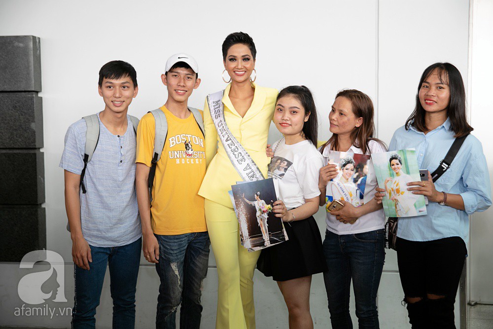 HHen Niê được bố mẹ hộ tống ra sân bay, mang 12 va ly lên đường sang Thái dự Miss Universe 2018 - Ảnh 9. HHen Niê được bố mẹ hộ tống ra sân bay, mang 12 va ly lên đường sang Thái dự Miss Universe 2018 - Ảnh 9.