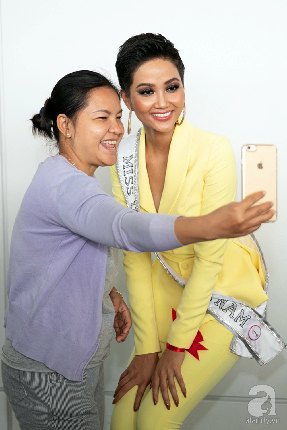 HHen Niê được bố mẹ hộ tống ra sân bay, mang 12 va ly lên đường sang Thái dự Miss Universe 2018 - Ảnh 10. HHen Niê được bố mẹ hộ tống ra sân bay, mang 12 va ly lên đường sang Thái dự Miss Universe 2018 - Ảnh 10.