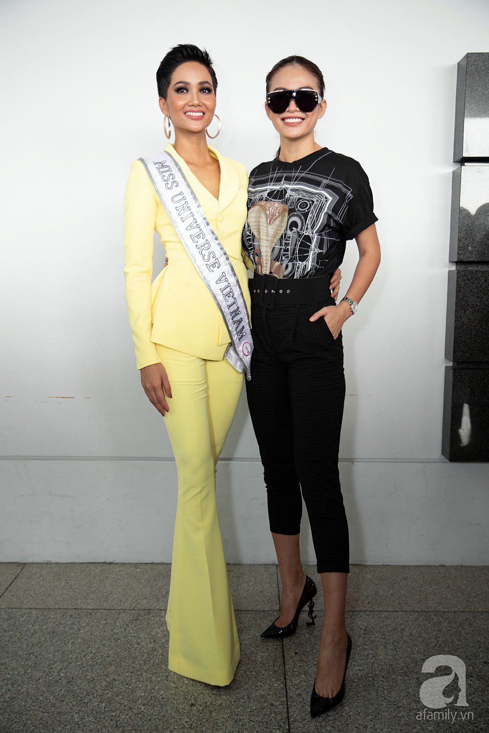 HHen Niê được bố mẹ hộ tống ra sân bay, mang 12 va ly lên đường sang Thái dự Miss Universe 2018 - Ảnh 7. HHen Niê được bố mẹ hộ tống ra sân bay, mang 12 va ly lên đường sang Thái dự Miss Universe 2018 - Ảnh 7.