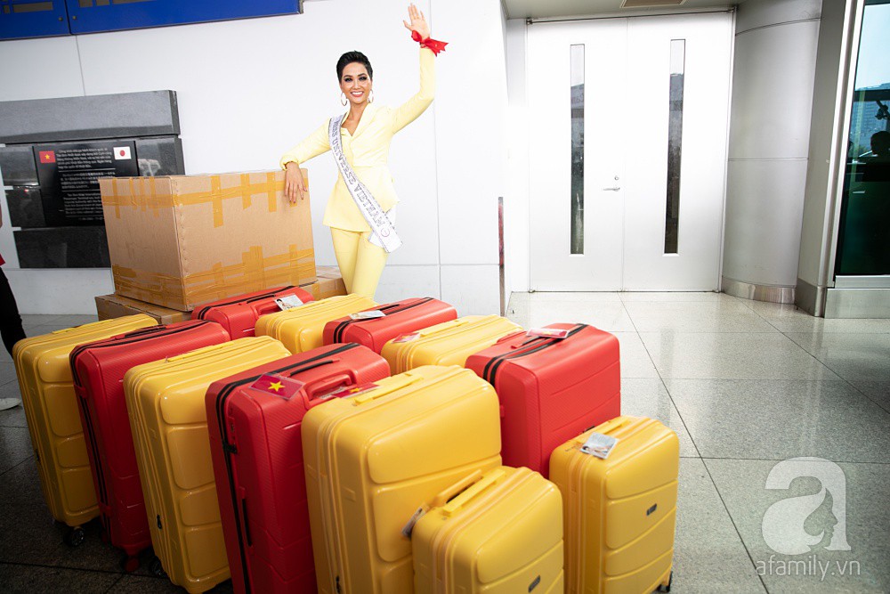HHen Niê được bố mẹ hộ tống ra sân bay, mang 12 va ly lên đường sang Thái dự Miss Universe 2018 - Ảnh 5. HHen Niê được bố mẹ hộ tống ra sân bay, mang 12 va ly lên đường sang Thái dự Miss Universe 2018 - Ảnh 5.