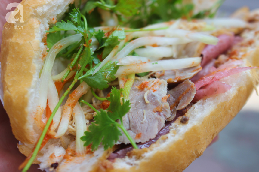 Quán bánh mì truyền thống hơn 20 năm tuổi, không tên tuổi nhưng vẫn khiến biết bao người Hà Nội say đắm - Ảnh 6. Quán bánh mì truyền thống hơn 20 năm tuổi, không tên tuổi nhưng vẫn khiến biết bao người Hà Nội say đắm - Ảnh 6.