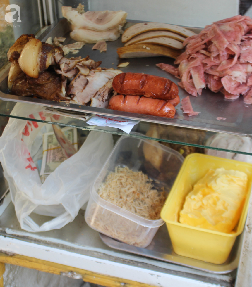 Quán bánh mì truyền thống hơn 20 năm tuổi, không tên tuổi nhưng vẫn khiến biết bao người Hà Nội say đắm - Ảnh 2. Quán bánh mì truyền thống hơn 20 năm tuổi, không tên tuổi nhưng vẫn khiến biết bao người Hà Nội say đắm - Ảnh 2.