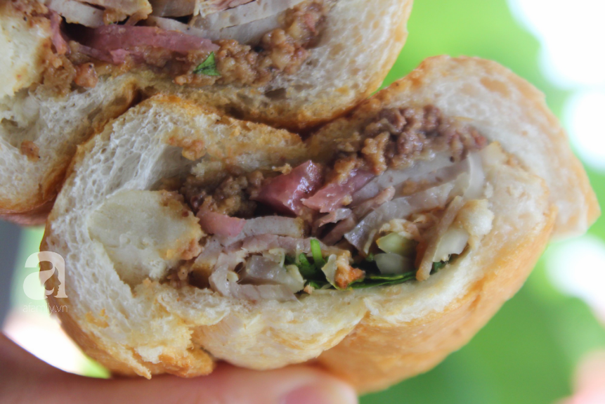 Quán bánh mì truyền thống hơn 20 năm tuổi, không tên tuổi nhưng vẫn khiến biết bao người Hà Nội say đắm - Ảnh 8. Quán bánh mì truyền thống hơn 20 năm tuổi, không tên tuổi nhưng vẫn khiến biết bao người Hà Nội say đắm - Ảnh 8.