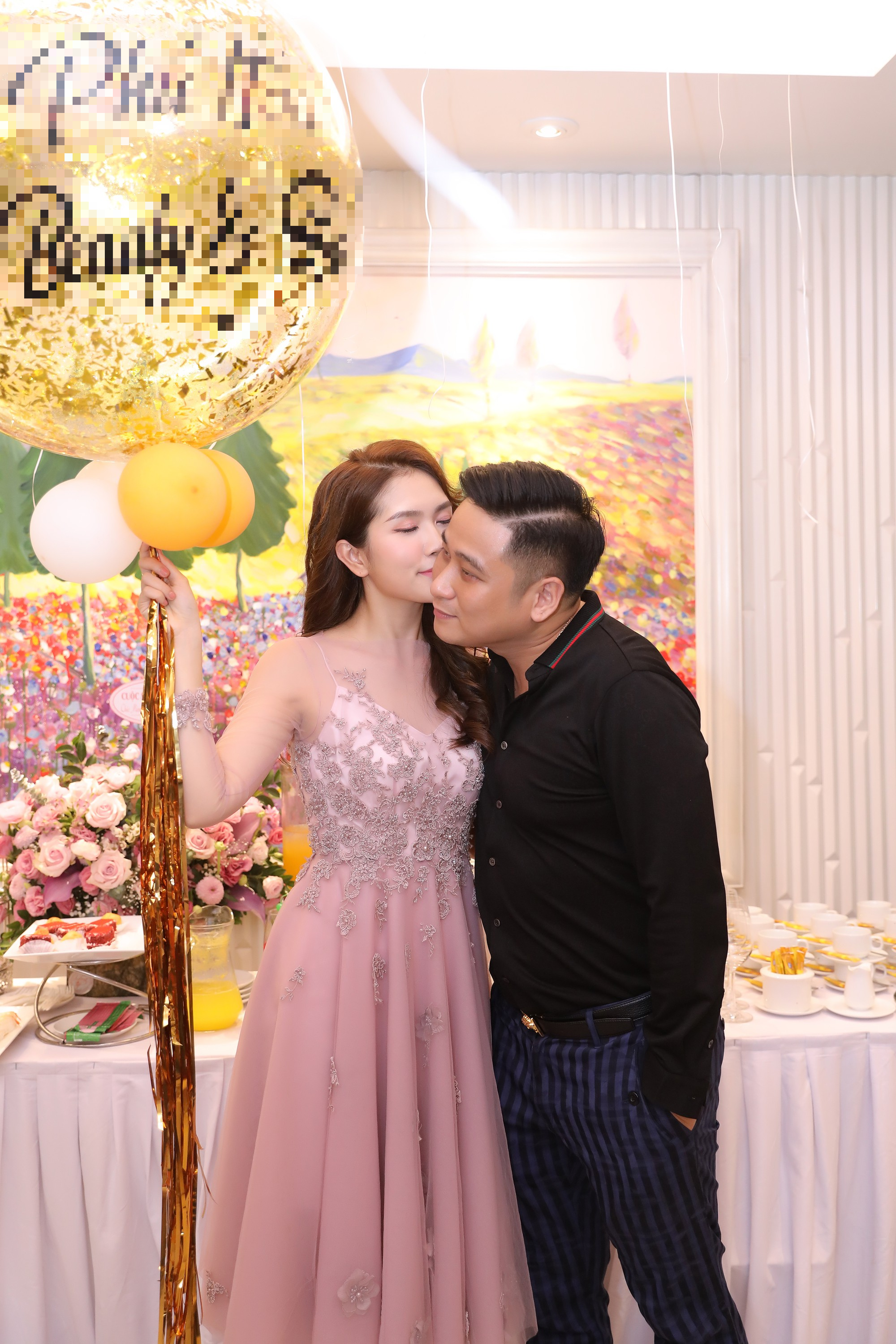 Không chỉ lái xe, bà xã 9X của Minh Tiệp còn công khai hôn chồng giữa chốn đông người - Ảnh 4. Không chỉ lái xe, bà xã 9X của Minh Tiệp còn công khai hôn chồng giữa chốn đông người - Ảnh 4.