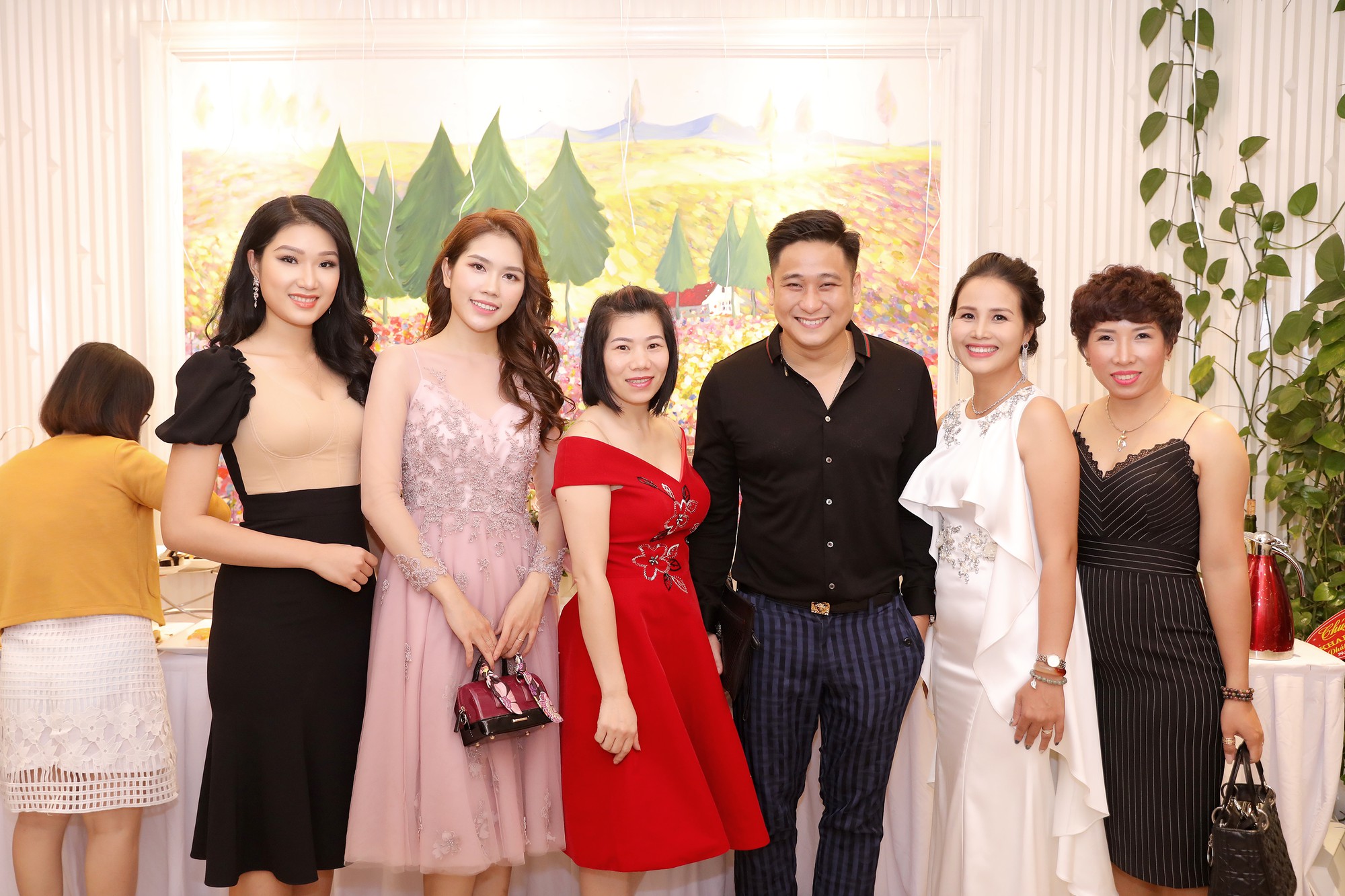 Không chỉ lái xe, bà xã 9X của Minh Tiệp còn công khai hôn chồng giữa chốn đông người - Ảnh 5. Không chỉ lái xe, bà xã 9X của Minh Tiệp còn công khai hôn chồng giữa chốn đông người - Ảnh 5.