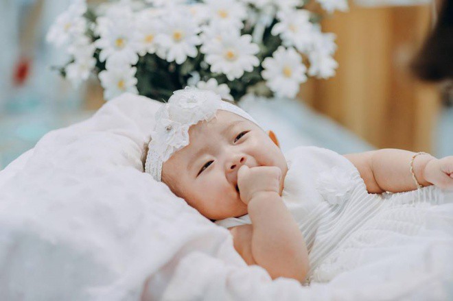 Sinh non 1 tháng rưỡi, nặng chưa đầy 2kg, giờ đây con gái Khánh Thi đã bụ bẫm và đáng yêu thế này - Ảnh 4. Sinh non 1 tháng rưỡi, nặng chưa đầy 2kg, giờ đây con gái Khánh Thi đã bụ bẫm và đáng yêu thế này - Ảnh 4.