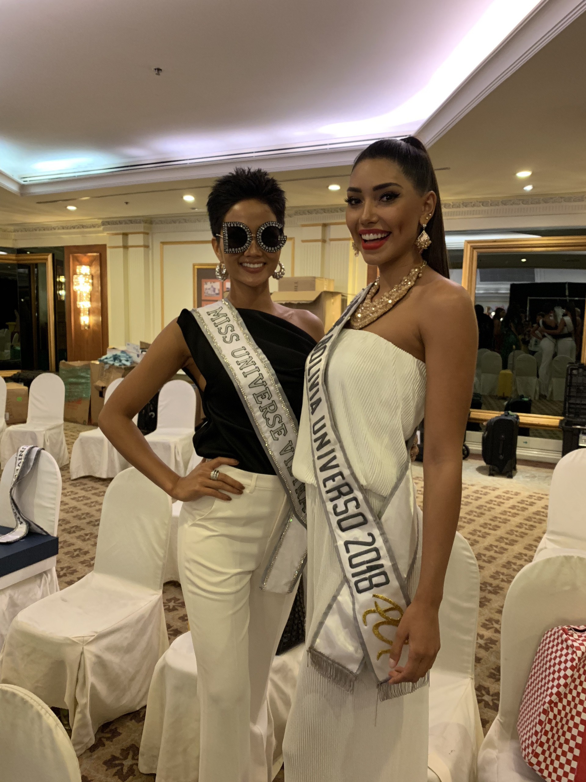 HHen Niê quậy hết cỡ trong ngày đầu nhập cuộc với dàn thí sinh quốc tế tại Miss Universe 2018 - Ảnh 3. HHen Niê quậy hết cỡ trong ngày đầu nhập cuộc với dàn thí sinh quốc tế tại Miss Universe 2018 - Ảnh 3.