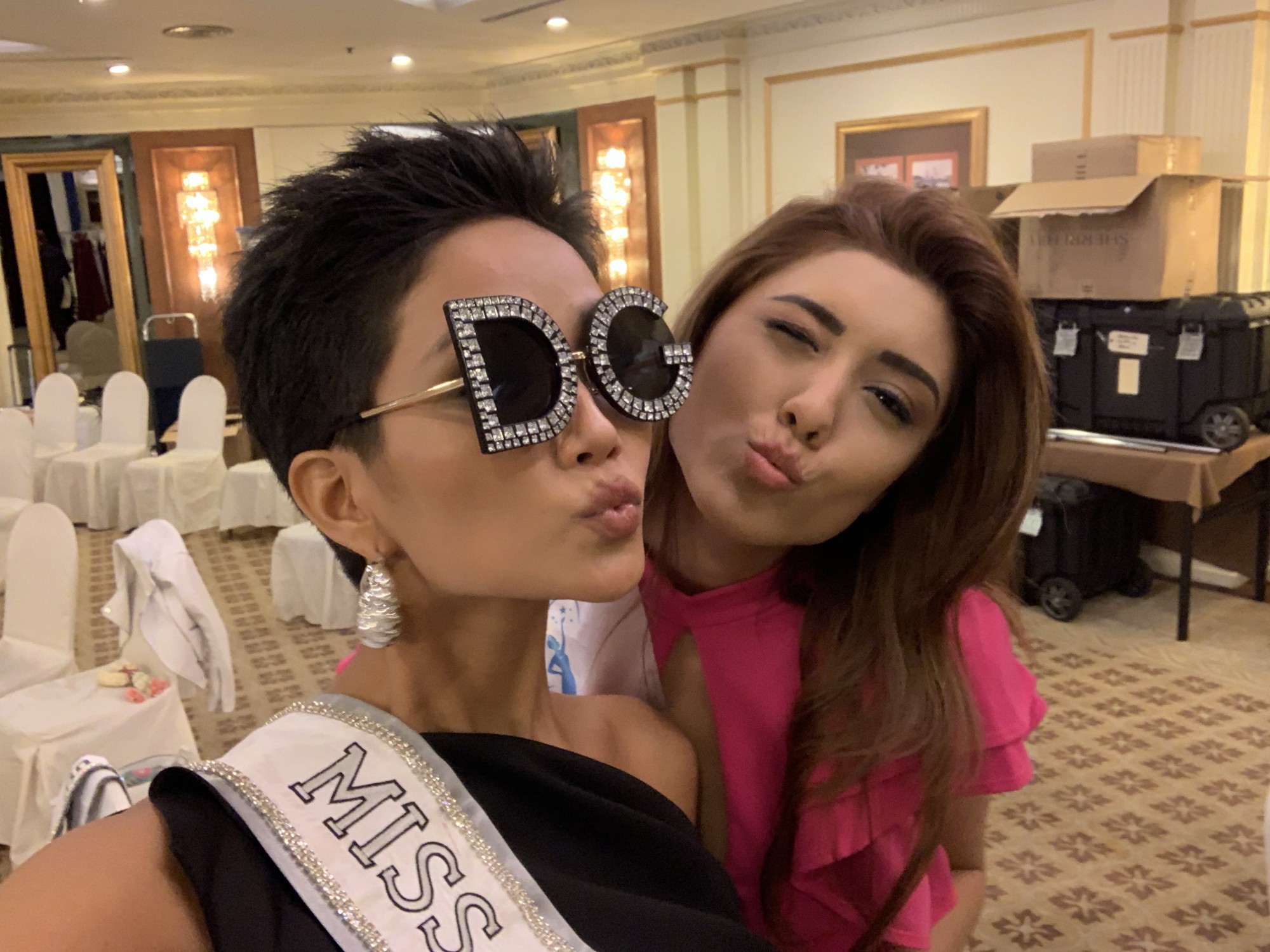 HHen Niê quậy hết cỡ trong ngày đầu nhập cuộc với dàn thí sinh quốc tế tại Miss Universe 2018 - Ảnh 1. HHen Niê quậy hết cỡ trong ngày đầu nhập cuộc với dàn thí sinh quốc tế tại Miss Universe 2018 - Ảnh 1.