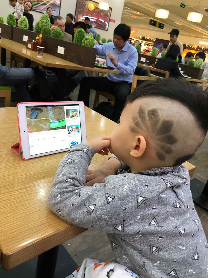 Đã tìm ra cậu bé chất chơi nhất Việt Nam, 4 tuổi đã sở hữu hàng chục kiểu tóc có một không hai - Ảnh 7. Đã tìm ra cậu bé chất chơi nhất Việt Nam, 4 tuổi đã sở hữu hàng chục kiểu tóc có một không hai - Ảnh 7.