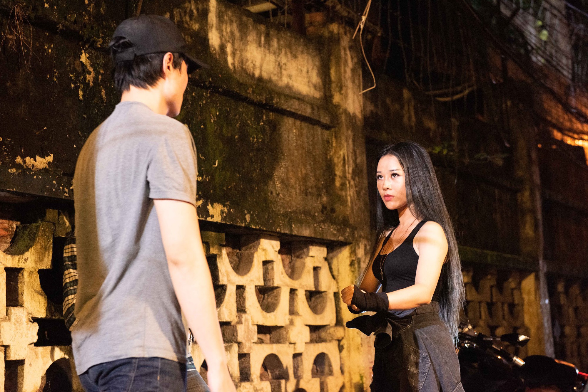 Không còn bay bổng tiên nữ cổ trang, Hoa Trần - bà xã Việt Hoàn chạy xe phân khối lớn, đánh đấm cực “ngầu” - Ảnh 2. Không còn bay bổng tiên nữ cổ trang, Hoa Trần - bà xã Việt Hoàn chạy xe phân khối lớn, đánh đấm cực “ngầu” - Ảnh 2.